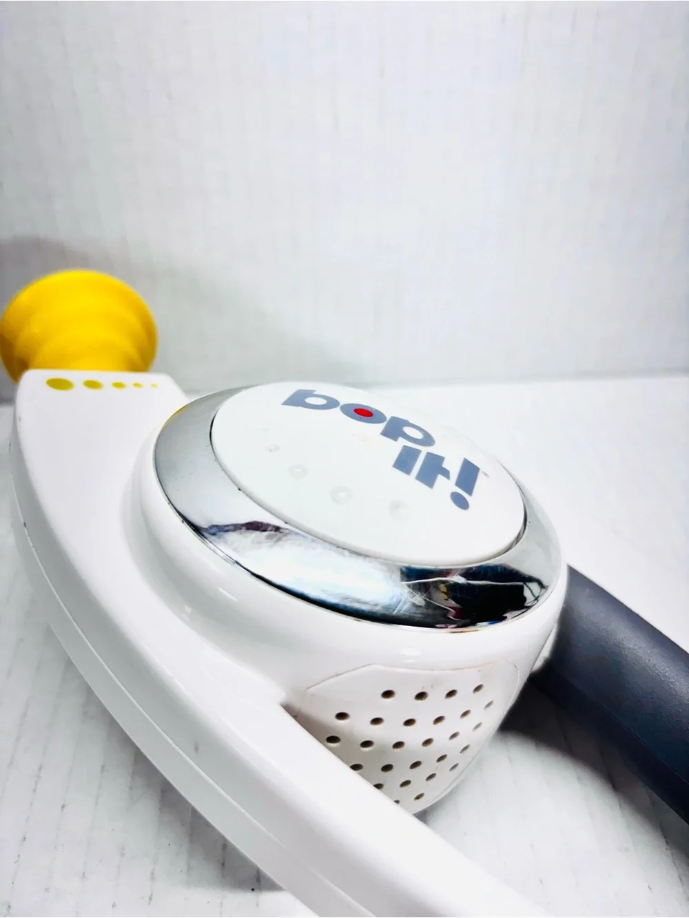 Bop It! Electronic Handheld Game White Shout Twist Pull Hasbro 2008 Tested Works